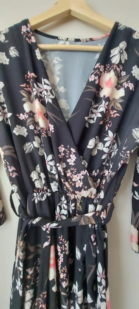 Vestido negro de flores con volantes y mangas trompeta, talla 40 – photo 2